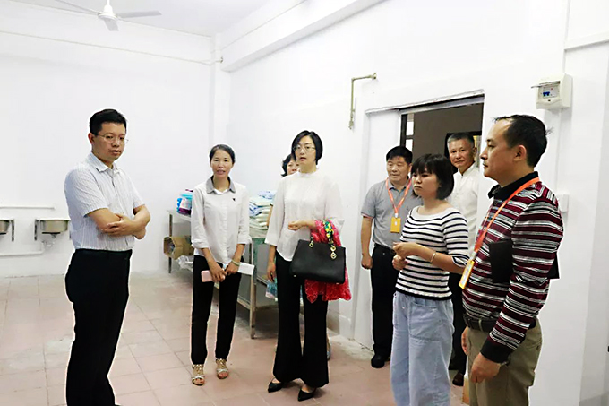 參觀我校護(hù)理實訓(xùn)室